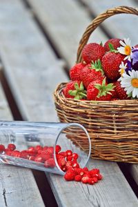 Preview wallpaper berries, strawberries, strawberry, basket, flowers, daisies, pansies, glass