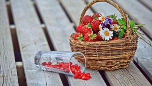 Preview wallpaper berries, strawberries, strawberry, basket, flowers, daisies, pansies, glass