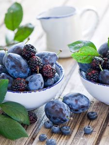 Preview wallpaper berry, blackberry, plum, plates