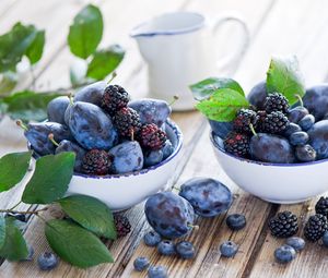 Preview wallpaper berry, blackberry, plum, plates