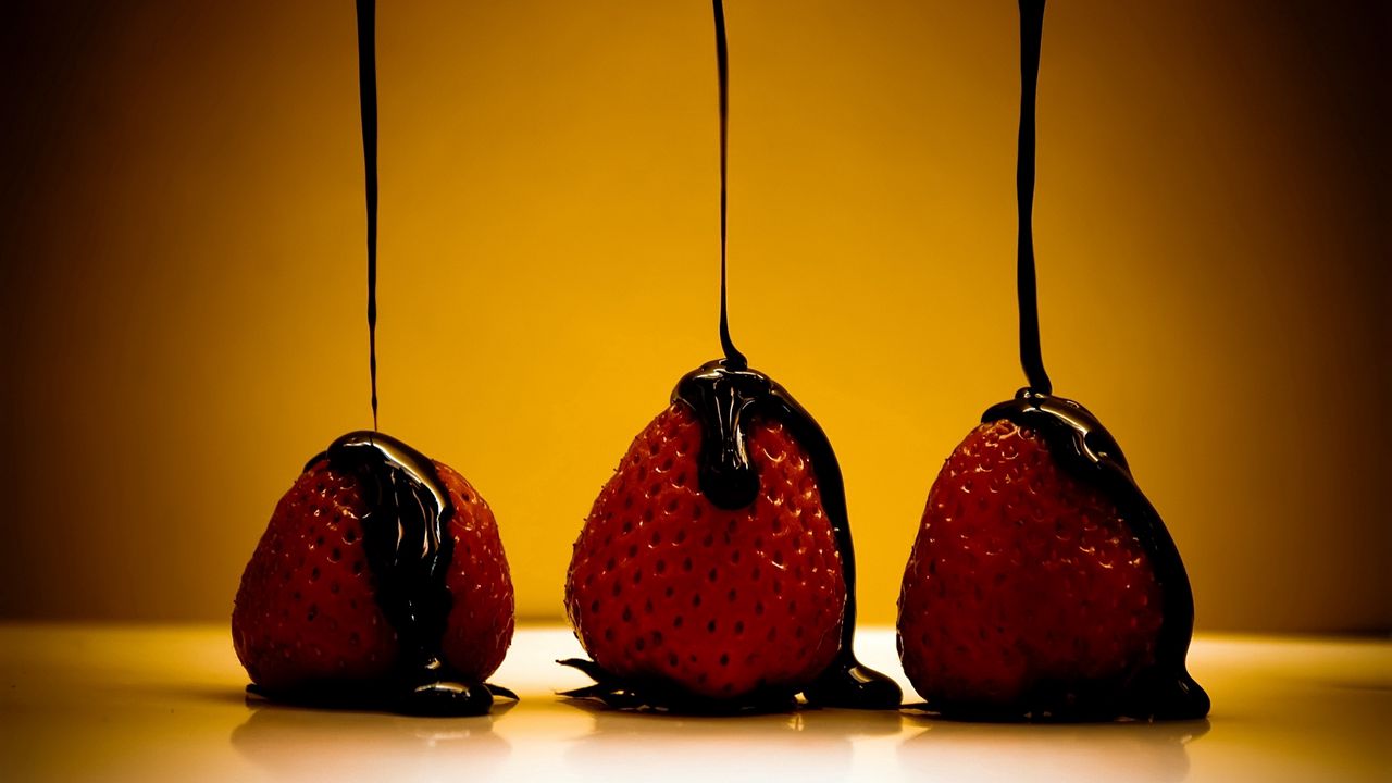 Wallpaper berry, chocolate, strawberry, sauce