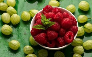 Preview wallpaper berry, raspberry, gooseberry, leaves