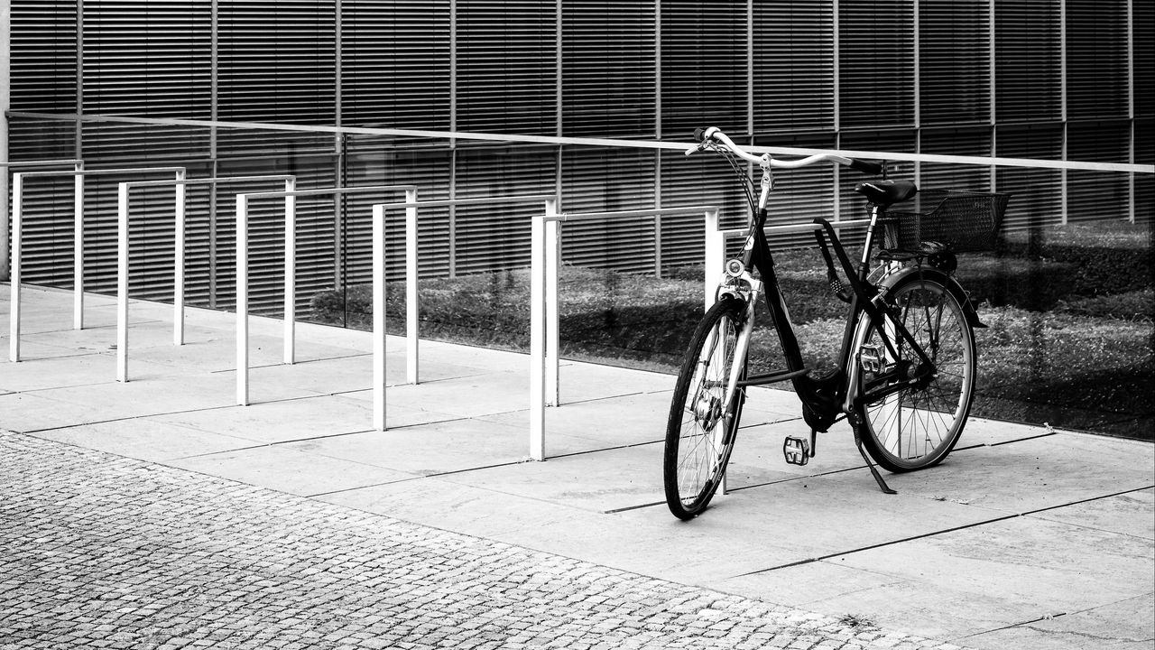 Wallpaper bicycle, building, windows, blinds, black and white