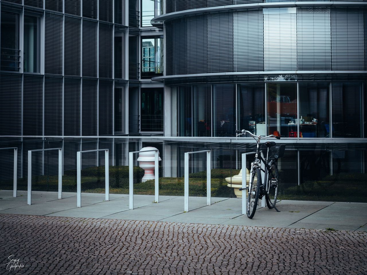 1280x960 Wallpaper bicycle, buildings, windows, architecture