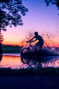 Preview wallpaper bicycle, cyclist, puddle, spray, dark, dusk