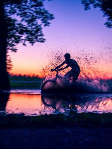 Preview wallpaper bicycle, cyclist, puddle, spray, dark, dusk