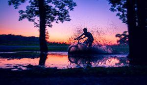 Preview wallpaper bicycle, cyclist, puddle, spray, dark, dusk