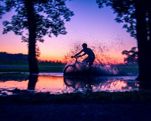 Preview wallpaper bicycle, cyclist, puddle, spray, dark, dusk