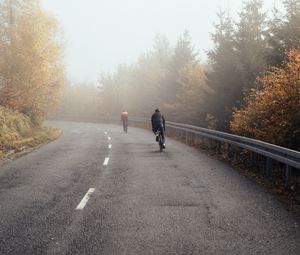 Preview wallpaper bicycles, cyclists, bikes, road, fog, ride