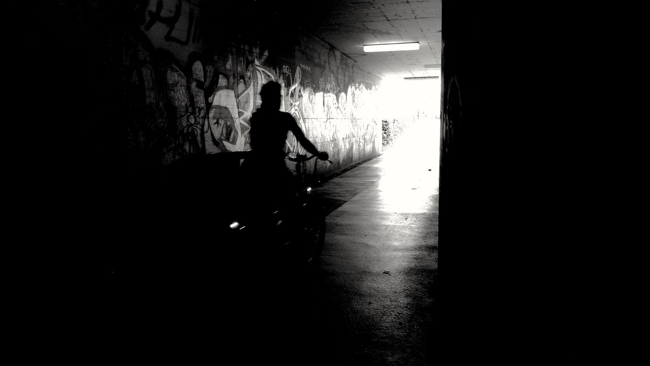 Wallpaper bicyclist, bw, silhouette, graffiti