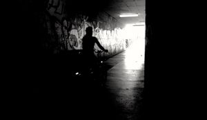 Preview wallpaper bicyclist, bw, silhouette, graffiti