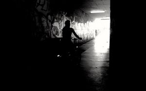Preview wallpaper bicyclist, bw, silhouette, graffiti