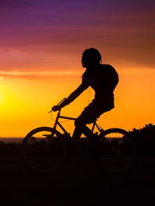 Preview wallpaper bicyclist, cyclist, silhouette, sunset, bicycle