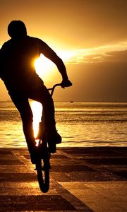 Preview wallpaper bicyclist, trick, jump, extreme, sun, quay