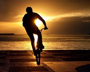 Preview wallpaper bicyclist, trick, jump, extreme, sun, quay