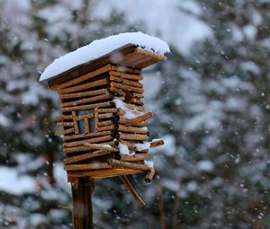 Preview wallpaper birdhouse, snow, winter