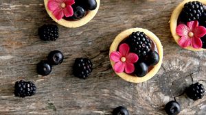 Preview wallpaper blackberries, berries, flowers, cakes, decoration