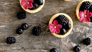 Preview wallpaper blackberries, berries, flowers, cakes, decoration