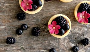 Preview wallpaper blackberries, berries, flowers, cakes, decoration