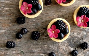 Preview wallpaper blackberries, berries, flowers, cakes, decoration