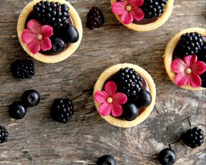 Preview wallpaper blackberries, berries, flowers, cakes, decoration