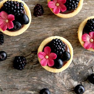 Preview wallpaper blackberries, berries, flowers, cakes, decoration