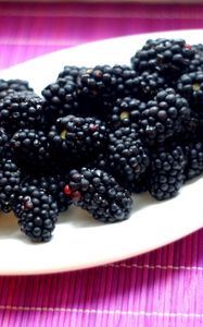 Preview wallpaper blackberries, berries, plate