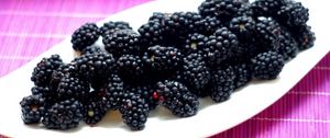 Preview wallpaper blackberries, berries, plate