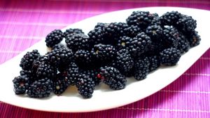Preview wallpaper blackberries, berries, plate