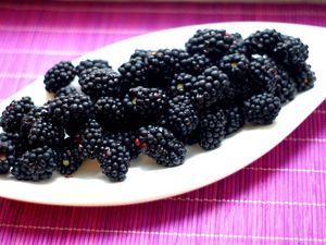 Preview wallpaper blackberries, berries, plate