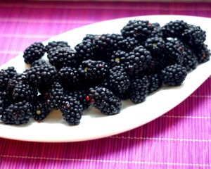 Preview wallpaper blackberries, berries, plate