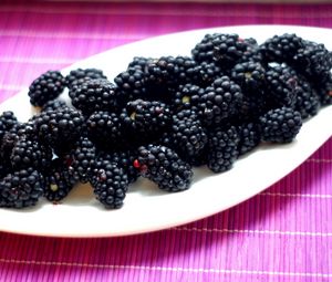 Preview wallpaper blackberries, berries, plate