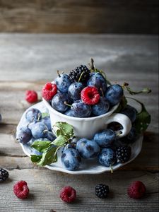 Preview wallpaper blackberries, raspberries, berries