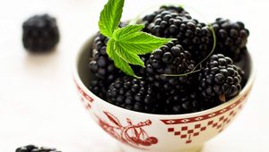 Preview wallpaper blackberry, bowl, leaves