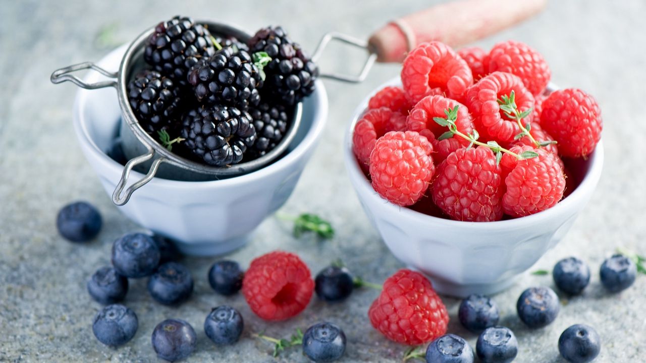 Wallpaper blackberry, raspberry, berry, bowl