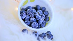 Preview wallpaper blueberries, berries, blue, bowl, garland