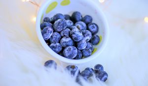 Preview wallpaper blueberries, berries, blue, bowl, garland