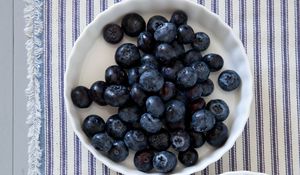 Preview wallpaper blueberries, berries, bowl, breakfast