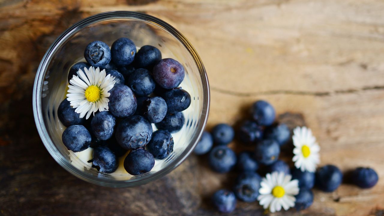 Wallpaper blueberries, berries, chamomile