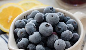 Preview wallpaper blueberries, berries, frozen, bowl