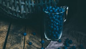 Preview wallpaper blueberries, berries, glass, basket, bush