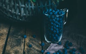 Preview wallpaper blueberries, berries, glass, basket, bush