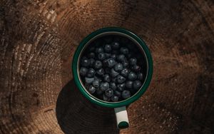 Preview wallpaper blueberries, berries, mug, stump