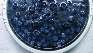 Preview wallpaper blueberries, berries, plate, water