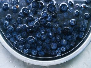 Preview wallpaper blueberries, berries, plate, water