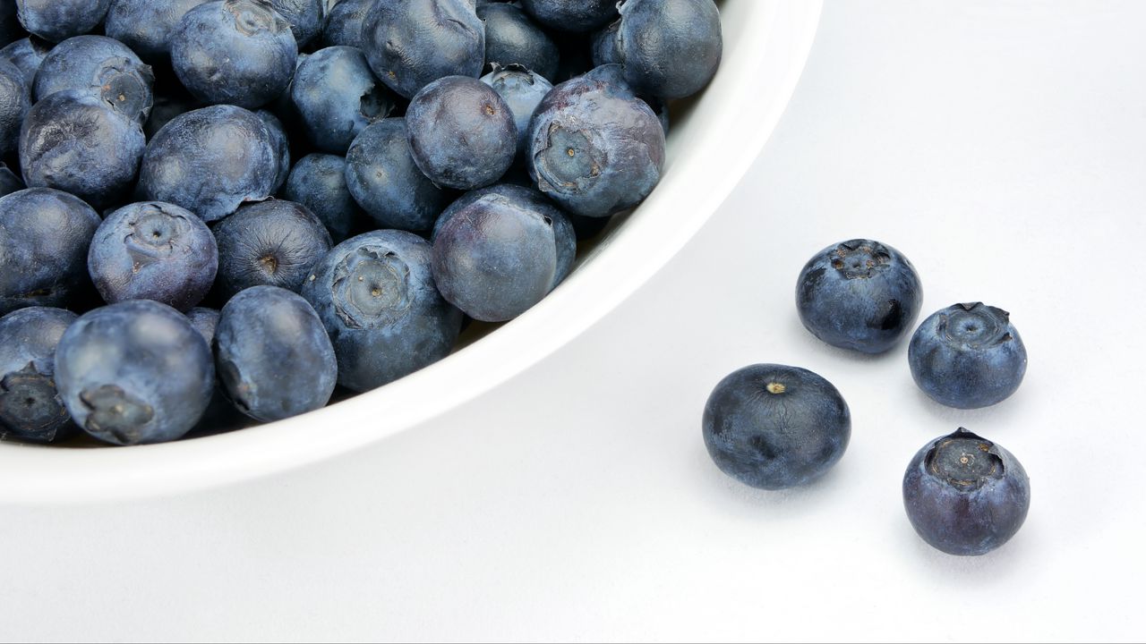 Wallpaper blueberries, berries, plate, white