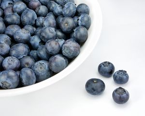 Preview wallpaper blueberries, berries, plate, white