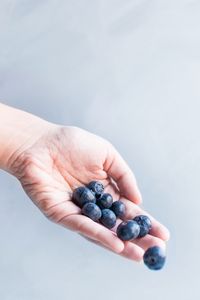 Preview wallpaper blueberries, berry, hand