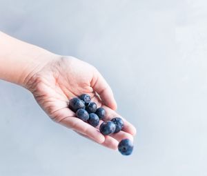 Preview wallpaper blueberries, berry, hand