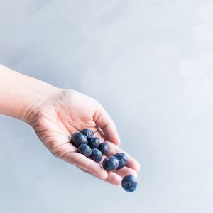 Preview wallpaper blueberries, berry, hand